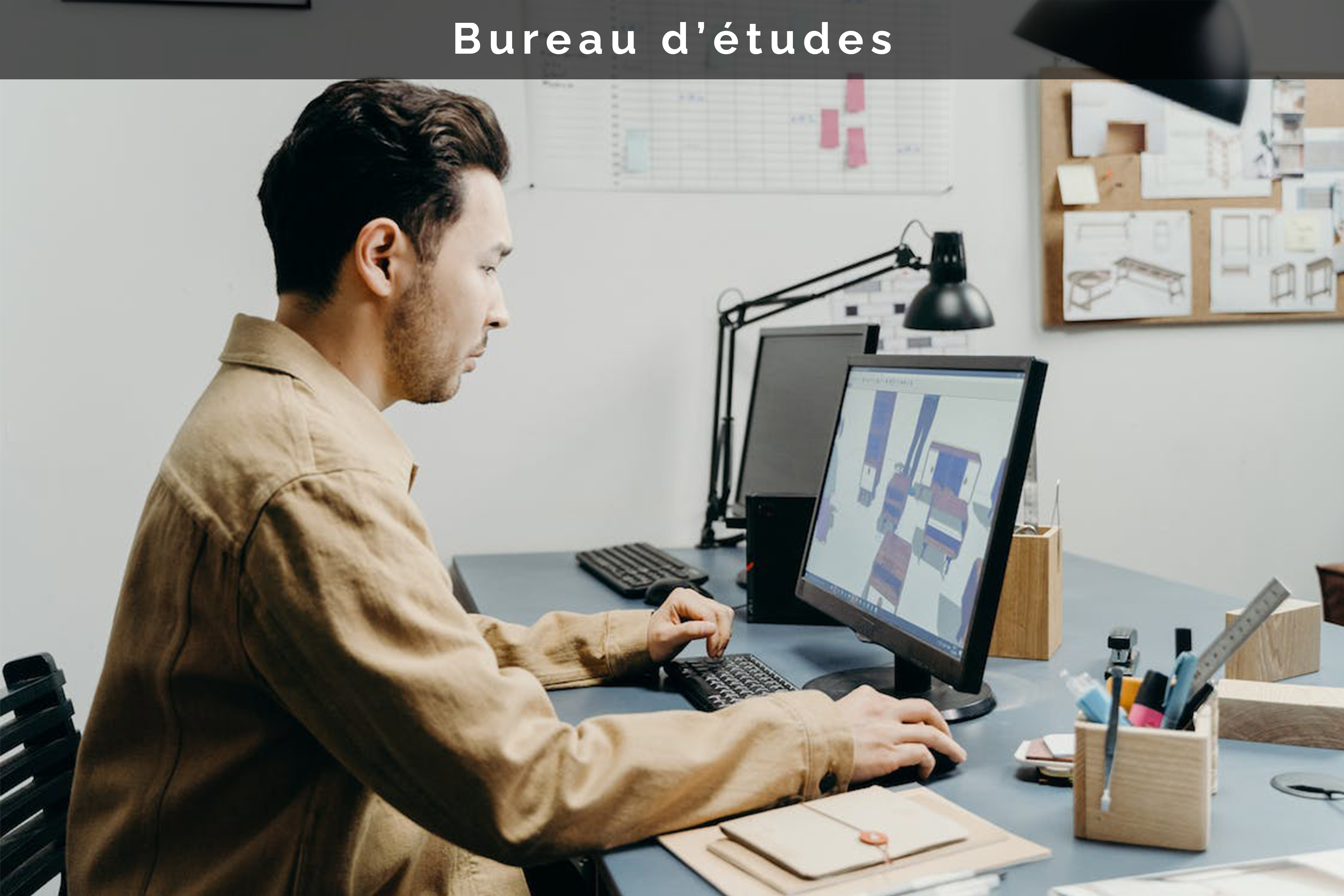 un homme travaille assis sur son ordinateur 